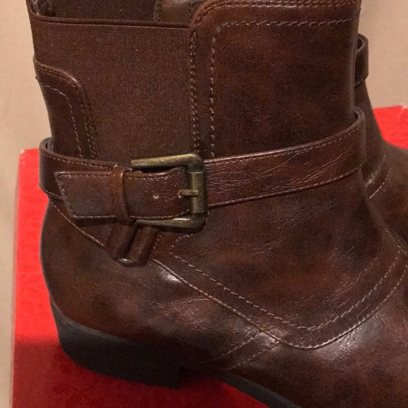 Brown ankle boots with decorative buckle - Picture 2 of 6